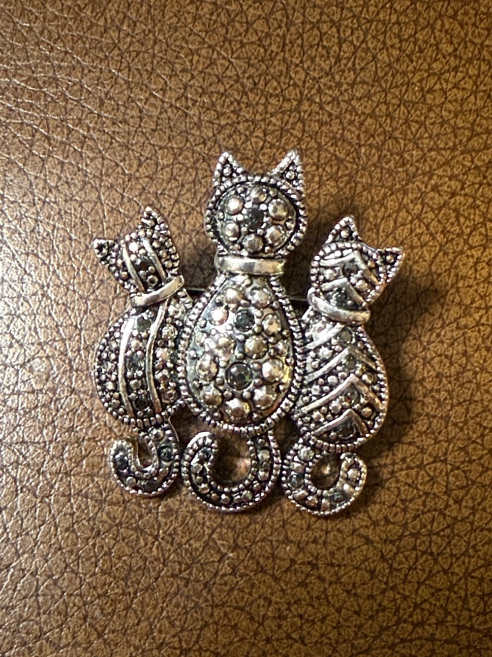 Vintage Silver Cat Trio Brooch - Decorative Pet-Themed Brooch